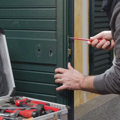 Locksmith repair a door lock replaces the lock and fixes the screws.